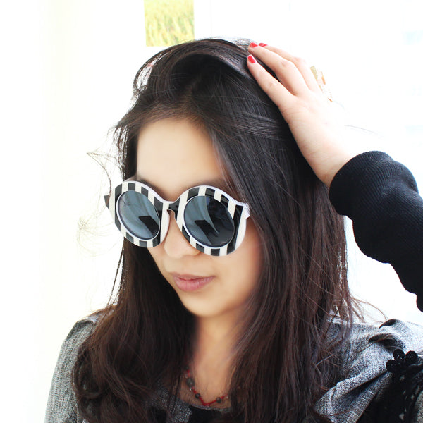 Stylish Black Sunglasses with Letter Print Fashionable Eyewear with Case-4