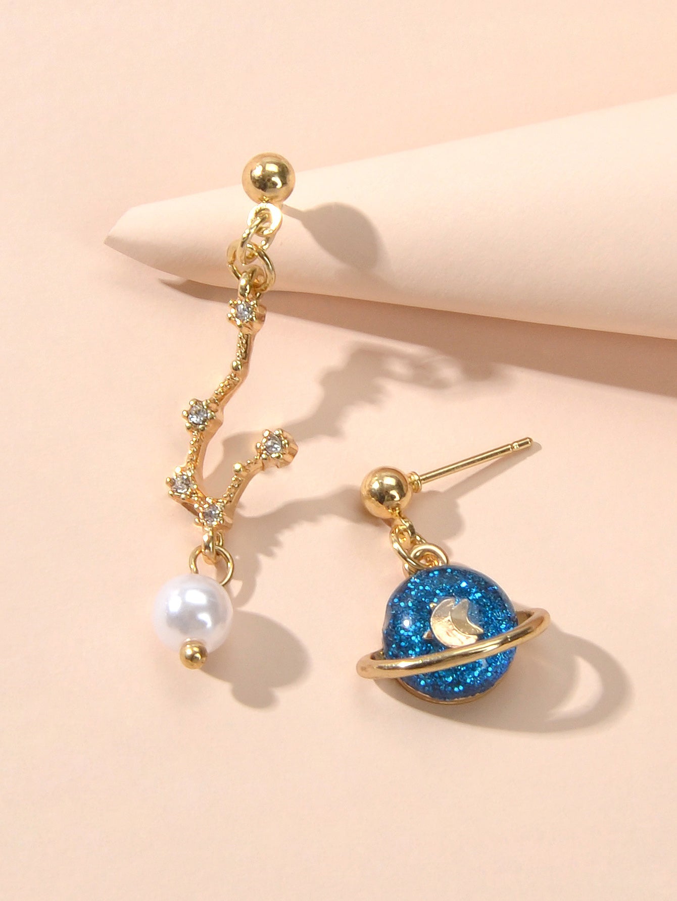 Good Quality Asymmetric Gold Metal Star Moon Pearl Charm Planet Dangle Earrings-2
